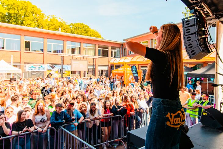 Karakals Blaast Leerlingen Omver met haar Set – Artiest én Leerkracht in Eén