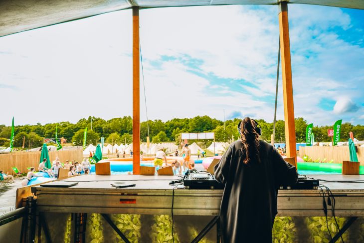 Stressfactor opent Fuze Tea Pool Party op Sunrise Festival