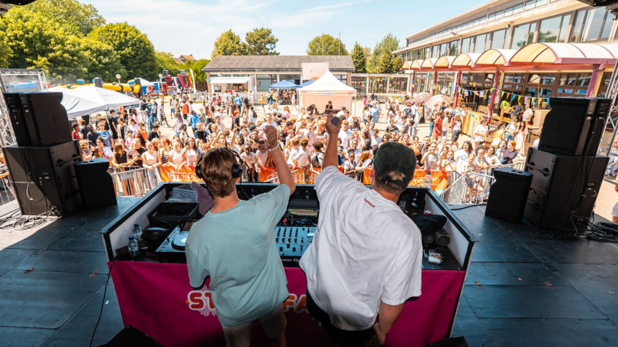 BOOM, BOOM! Hier staat de beat niet stil BOOM, BOOM! Hier staat de beat niet stil