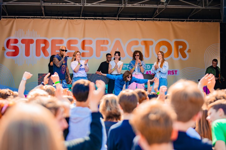 Bizzey doet dancebattle met leerkrachten op het podium!