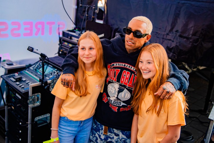 Bizzey doet dancebattle met leerkrachten op het podium!