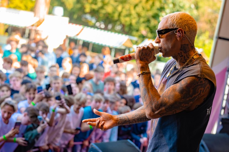 Bizzey doet dancebattle met leerkrachten op het podium!