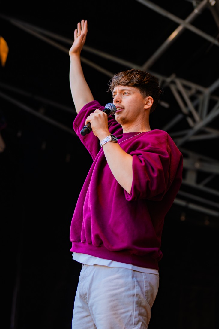 Bizzey doet dancebattle met leerkrachten op het podium!