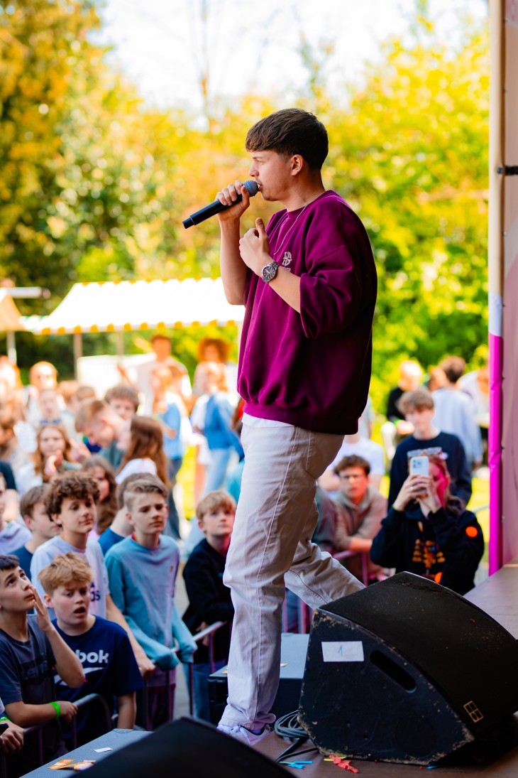 Bizzey doet dancebattle met leerkrachten op het podium!