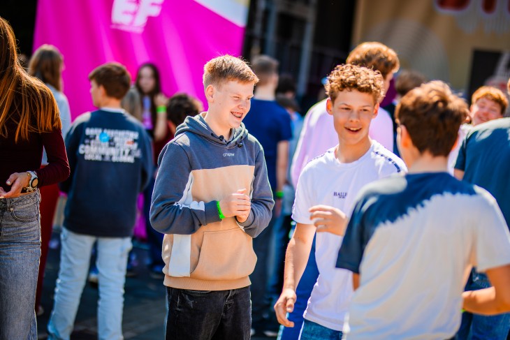 Bizzey doet dancebattle met leerkrachten op het podium!