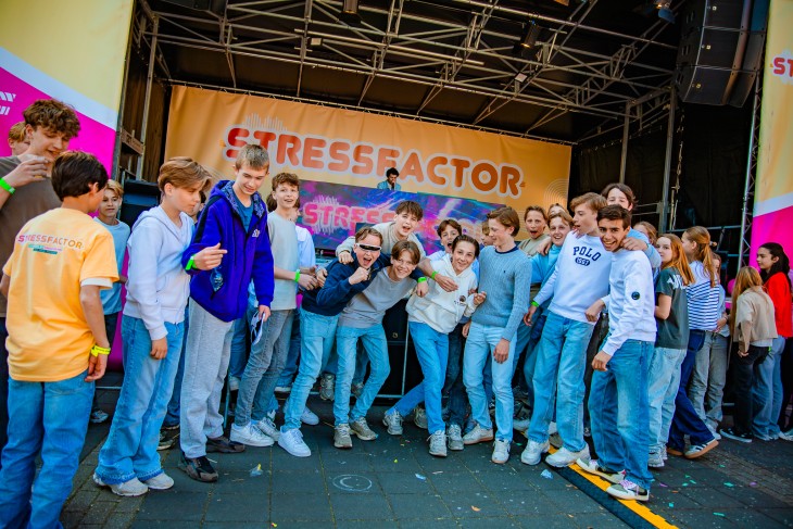Bizzey doet dancebattle met leerkrachten op het podium!