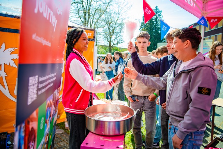 Bizzey doet dancebattle met leerkrachten op het podium!
