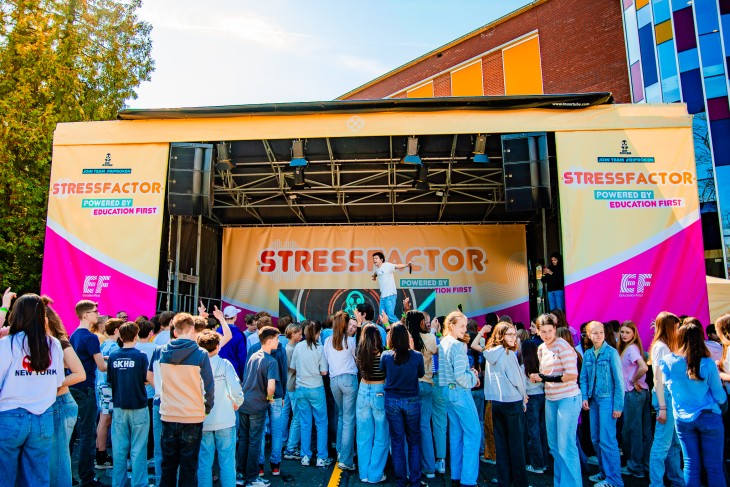 Bizzey doet dancebattle met leerkrachten op het podium!