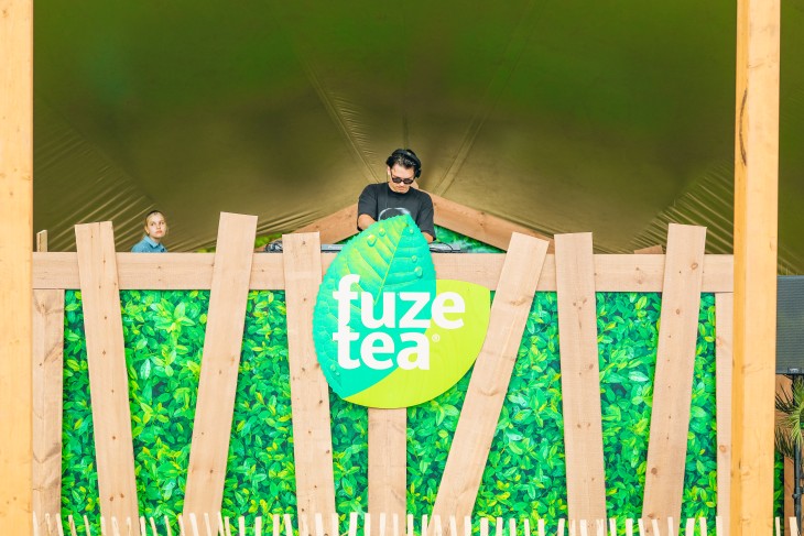 Stressfactor opent Fuze Tea Pool Party op Sunrise Festival