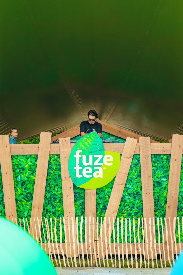 Stressfactor opent Fuze Tea Pool Party op Sunrise Festival