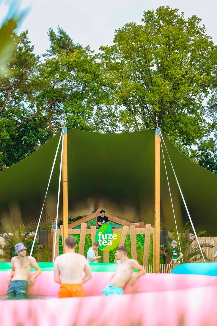 Stressfactor opent Fuze Tea Pool Party op Sunrise Festival