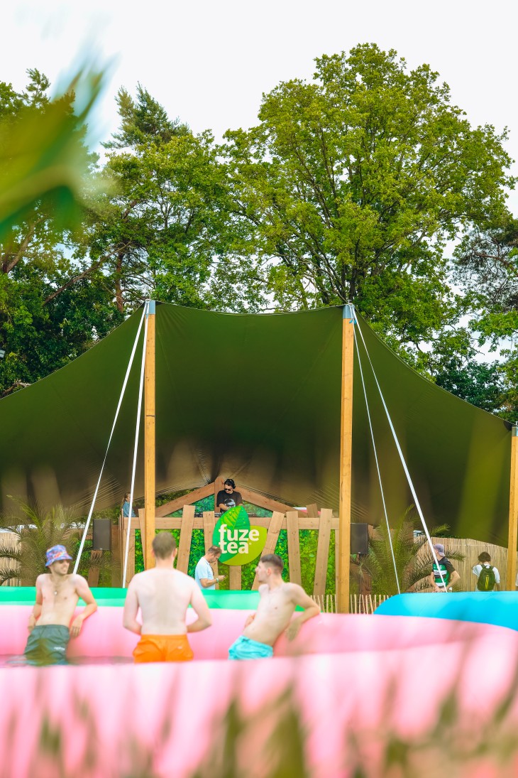 Stressfactor opent Fuze Tea Pool Party op Sunrise Festival