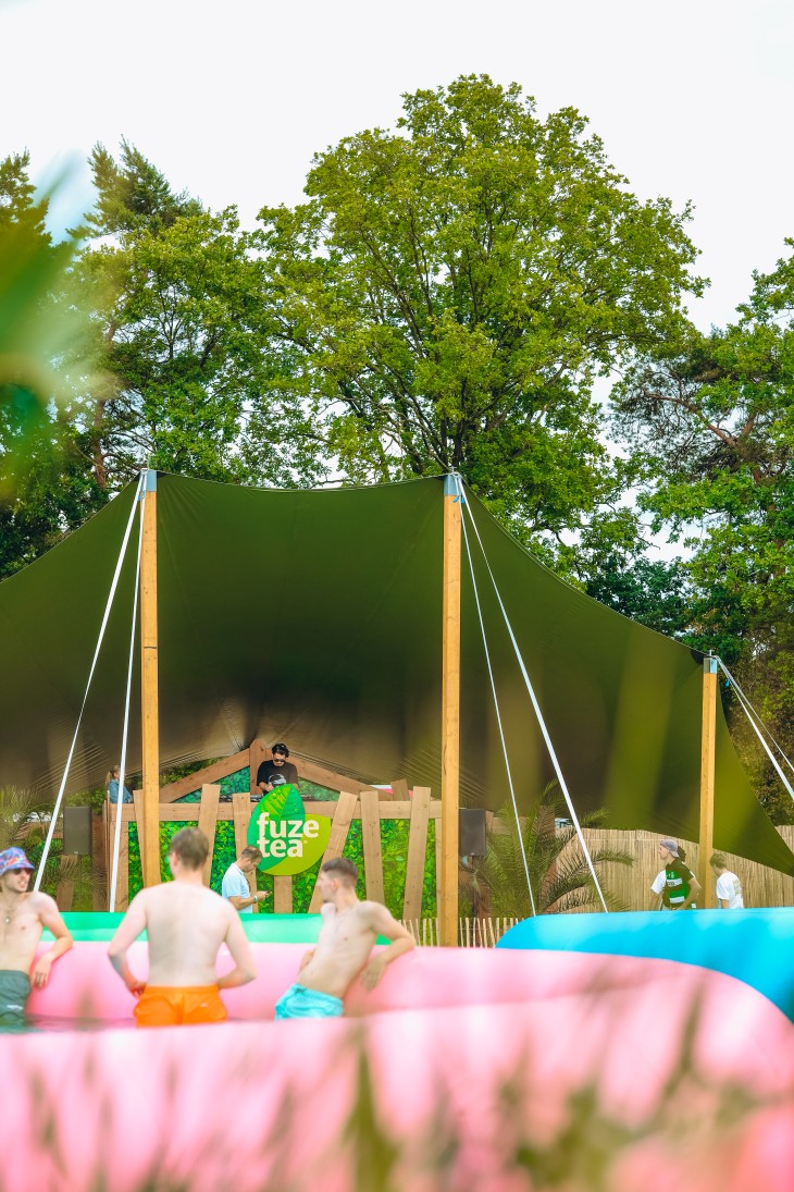 Stressfactor opent Fuze Tea Pool Party op Sunrise Festival