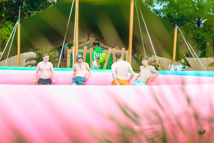 Stressfactor opent Fuze Tea Pool Party op Sunrise Festival