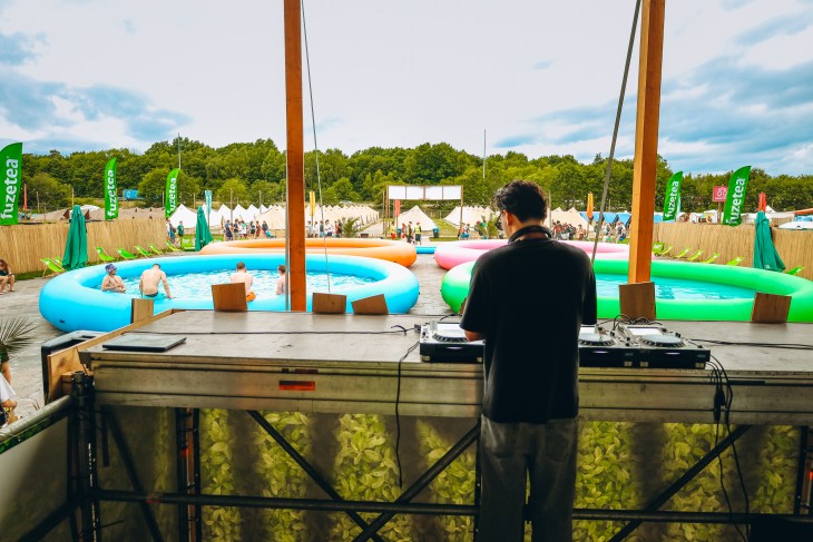 Stressfactor opent Fuze Tea Pool Party op Sunrise Festival