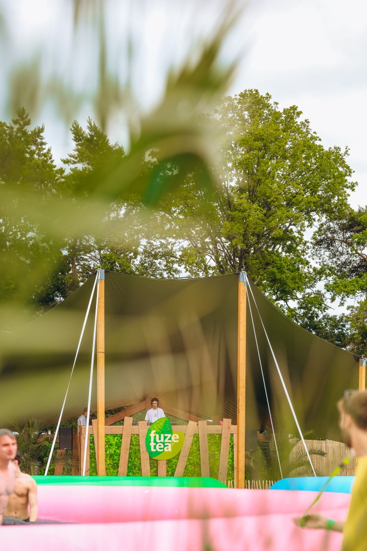 Stressfactor opent Fuze Tea Pool Party op Sunrise Festival