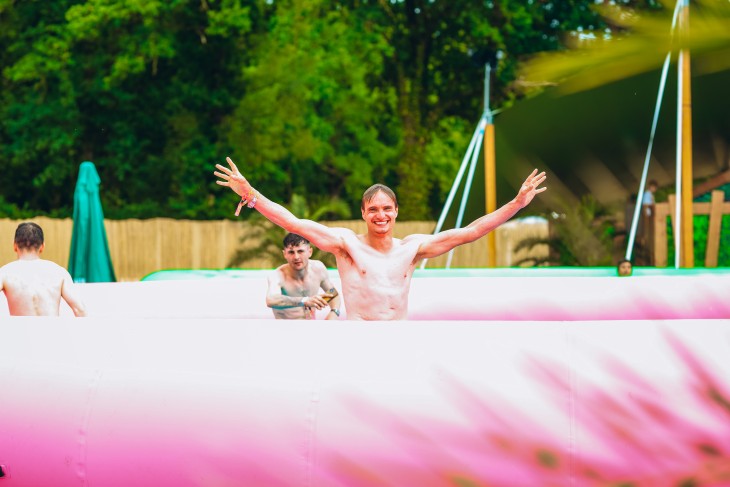 Stressfactor opent Fuze Tea Pool Party op Sunrise Festival