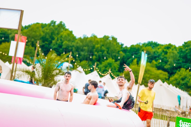 Stressfactor opent Fuze Tea Pool Party op Sunrise Festival