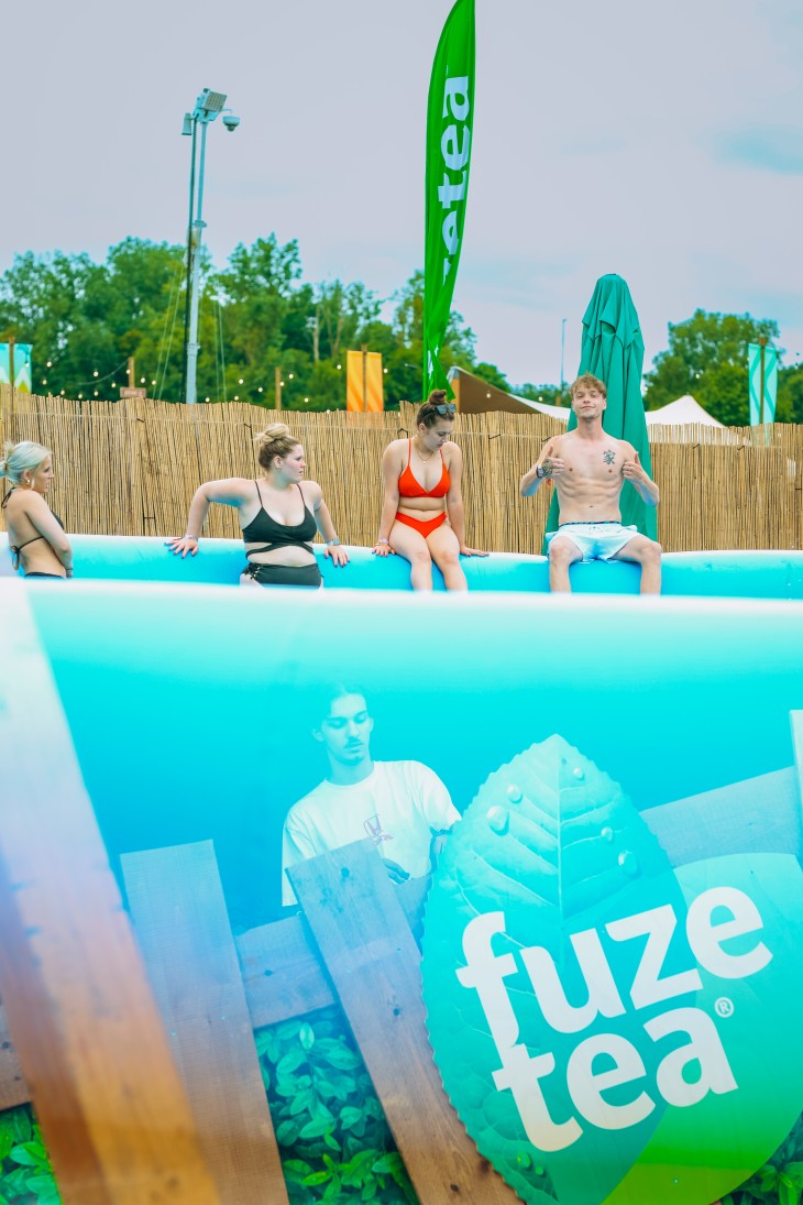 Stressfactor opent Fuze Tea Pool Party op Sunrise Festival