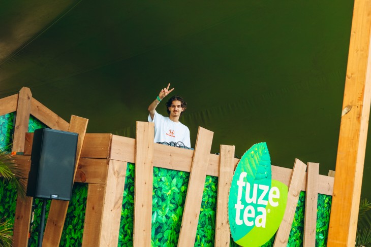 Stressfactor opent Fuze Tea Pool Party op Sunrise Festival