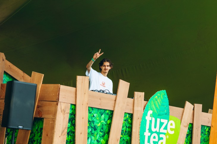 Stressfactor opent Fuze Tea Pool Party op Sunrise Festival