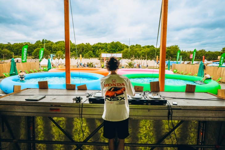 Stressfactor opent Fuze Tea Pool Party op Sunrise Festival
