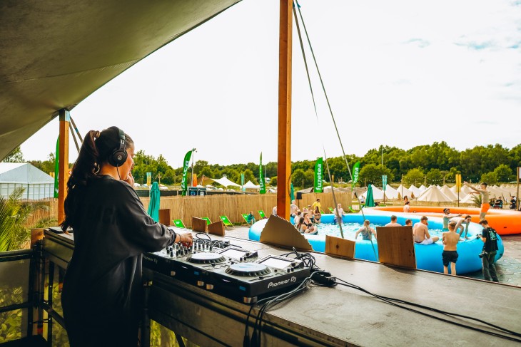 Stressfactor opent Fuze Tea Pool Party op Sunrise Festival