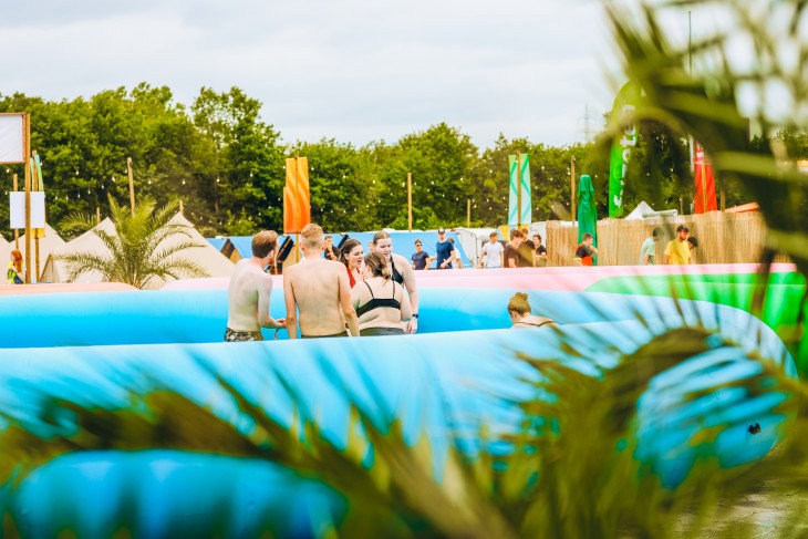 Stressfactor opent Fuze Tea Pool Party op Sunrise Festival